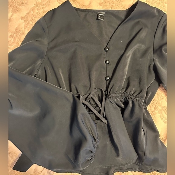 SHEIN black top with tie and button on neckline with bell sleeves - Picture 3 of 5